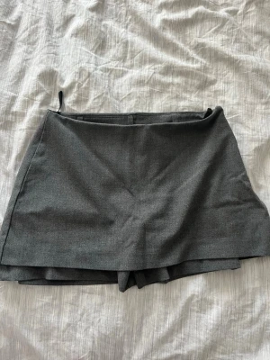 Kjolshorts BikBok - Säljer ett par stilrena gråa kjolskorts från BikBok i storlek 34. Använda fåtal gånger och i mycket bra skick!🩶