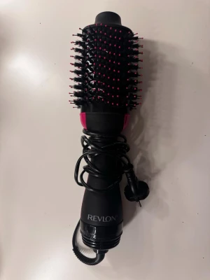 Revlon Varmluftsborste - Använd fåtal gånger, säljes då jag inte riktigt har användning för den. Fungerar precis som den ska, dock följer inte någon kartong eller instruktioner med.                                                                              Har 3 temperaturinställningar och 2 hastighetsinställningar