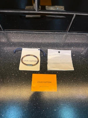 Lv armband  - Sprillans nytt armband! Riktig go investering! Finns endast i storlek 17✔️Allt på bilden medföljs vid köp✔️Vid minsta fundering kontakta oss✔️