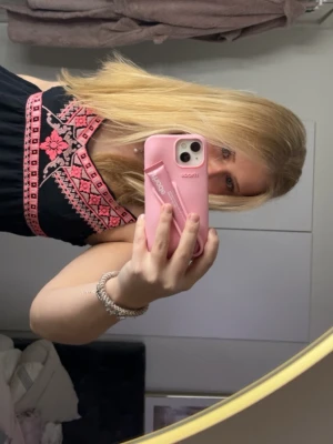 Svart Odd Molly topp med broderi - Supersöt svart topp från Odd Molly med rosa broderade detaljer och v-ringning. Linnet har ärmlös design och fina mönster längs halsringning och nederkant. Storlek 2 vilket passar M och S!