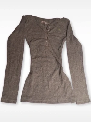 Abercrombie & fitch henley från 2000-talet - Säljer en såg gullig grå henley från abercrombie & fitch det står strlk XL men jag skulle säga att den passar S-M också💞 