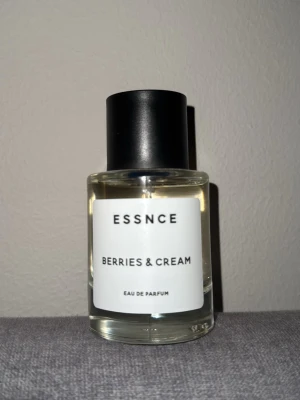 ESSNCE BERRIES & CREAM - Endast testad. I nyskick. Ingen doft som passade mig tyvärr 
