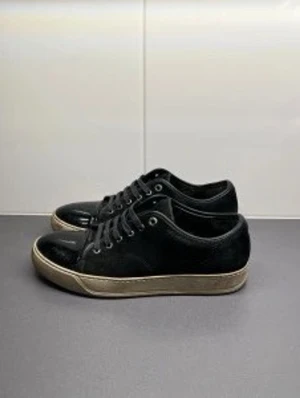 Lanvins st 42 - Säljer ett par stilrena Lanvin-skor i svart färg med beige sula. Klassisk och lyxig design som passar både till vardag och mer uppklädda outfits.  ✅ Storlek: 42 ✅ Färg: Svart med beige  ✅Skick: Inte jätte bra därav priset                       ✅ Bekväma och trendiga                                                                               Rensar garderoben – därför säljs de vidare. Pris kan diskuteras vid snabb affär.  Skickas mot frakt eller hämtas upp enligt överenskommelse.