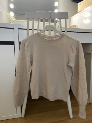 Beige stickad tröja från ONLY - Supersöt beige stickad tröja från ONLY med puffiga långärmar och små hålmönster på ärmarna. Tröjan har rund halsringning och ribbade muddar vid ärmslut och nederkant. Perfekt för dig som gillar en enkel men ändå söt stil. Tar gärna emot bud💕😊