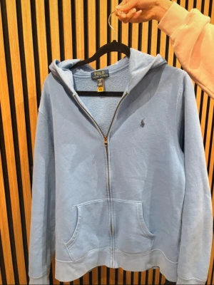 Poli kofta ljusblå - Skit snygg ljusblå polo kofta!