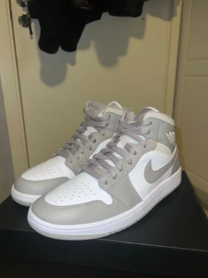 Air Jordan 1 Mid ”Linen” - Säljer ett par Air Jordan 1 Mid ”Linen” helt oanvänds med box. Pris kan diskuteras. Storlek 42.5. 