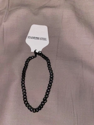 Armband - Ge din stil en edgy och sofistikerad touch med detta svartfärgade silverarmband på 21 cm. Den moderna kombinationen av svart och silver skapar en unik kontrast som drar blickarna till sig, perfekt för både vardag och fest. Med sin perfekta längd på 21 cm sitter det bekvämt runt handleden och blir ett stilrent statement utan att överdriva.🪄Ge din stil en edgy och sofistikerad touch med detta svartfärgade silverarmband på 21 cm. Den moderna kombinationen av svart och silver skapar en unik kontrast