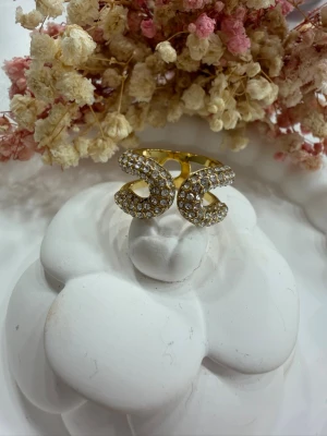 Justerbar ring  - Elegant ring i rostfritt stål, pläterad med 18K guld och dekorerad med gnistrande zirkonstenar. Den justerbara designen ger en bekväm passform.  Ringen är vattentålig, allergivänlig och passar perfekt för både vardag och fest. ✨