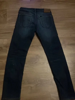 Mörkblå Lee Daren Zip Fly jeans W29 L32 - Säljer ett par mörkblå Lee Daren Zip Fly, Jeansen har en rak passform och i och med att de är andvända har de fått snygga ljusa ytor på jeansen enligt mig. Tveka inte på att höra av dig vid fler frågor.
