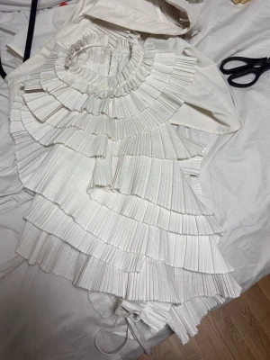 Vit volang topp - Säljer nu min fina volangtopp från le magda 