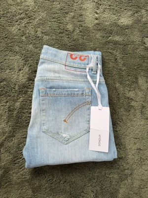 Nya Dondup george - Säljer ett par nya dondup George jeans i toppskick då de tyvärr inte passar. De är köpta för 2700kr och endast använda en gång. Storlek W32. Tveka inte att höra av dig vid frågor, mvh Elliot 