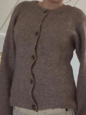 Brun stickad kofta från JDY - Brun stickad mjuk kofta från jdy. Strl L men passar S då jag har figursytt den. 💕💕