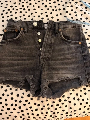 Svarta jeansshorts - Jättesnygga highwaist jeansshorts från Zara, går att kombinera med vilken top som helst❤️☀️