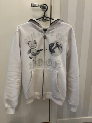 Aim for the moon zip hoodie  - En snygg vit Aim for the moon zip hoodie. I tröjan står de att storleken är M men skulle säga att den mer är som S. Tröjan säljs inte längre. Pris går att diskutera.