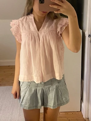 Söt blus  - Jätte söt blus från Gina Tricot som inte säljs längre. Använd en gång. Storlek 146/152 men passar xs. Säljer en likadan i blå