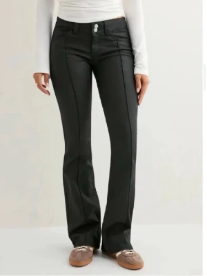 Populära nelly byxor!! - Jättefina populära byxor från nelly i storlek M, dessa är rätt så små i storlek. De är i nyskick då de inte har använts så många gånger❤️ Nypris 700 kr.