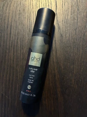 ghd Curly Ever After spray - Säljer en ghd Curly Ever After curl hold spray i svart flaska med guldmönster. Sprayen är på 120 ml och har en stilren design med lock. Perfekt för att hålla lockarna på plats hela dagen. Ca 75 % kvar. 