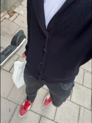 Mörkblå Cardigan från John Henric - Riktigt fet, knappt använd! Nypris ligger på runt 1000kr vilket gör detta tilll ett riktigt bea pris med tanke på det bra skicket. Om du har någon fråga så är det bara att skriva till mig!