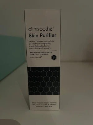 Clinisooth+ Skin Purifier 100ml - Clinisooth+ Skin Purifier är en ansiktsmist på 100 ml som skyddar hudbarriären mot föroreningar och orenheter. Innehåller hypoklorsyra och är fri från alkohol, parfym och färgämnen. Passar alla hudtyper och är vegansk samt cruelty free. Jag fick denna i min julkalender från Lyko och har aldrig använt den då jag tyvärr inte använder hudvård så mycket så helt ny!