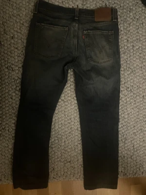 Levi's 510 mörkblåa slim jeans - Säljer ett par Levi's 510 slim jeans i blå tvättad denim. Klassisk femficksmodell med dragkedja och knapp, samt Levi's patch bak i midjan. Snyggt slitna detaljer och smal passform som sitter bra hela vägen.