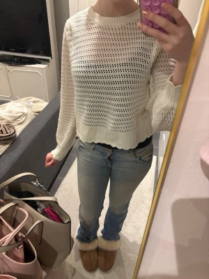 Vit virkad kofta med rosetter H&M Divided - Säljer en söt vit stickad kofta från H&M Divided i storlek S. Koftan har ett genombrutet mönster, långa ärmar och två stora rosetter i ryggen som snygg detalj. Perfekt till vår och sommar!!🫰🏼