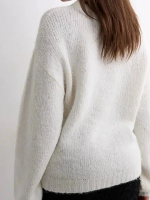 Vit stickad tröja från Nelly - Vit stickad tröja ifrån Nelly. Säljer då den är förstor för mig! Fick den i jul och endast använd 1 gång. Storlek M, pris kan diskuteras 