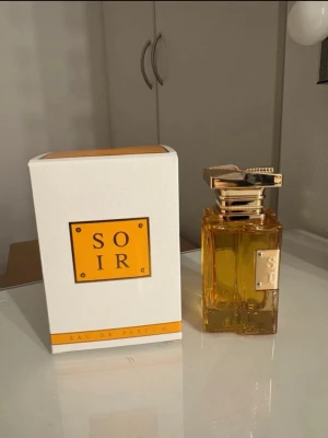 Fragrance World parfym soir - Endast testad Toppnoter: Lavendel, peppar, mandarin. Hjärtnoter: Vanilj, sandelträ, ceder. Basnoter: Labdanum, amber, patchouli. 80ml