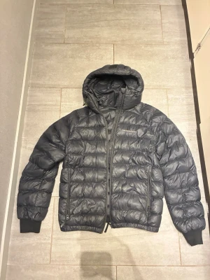 Svart dunjacka från Peak Performance - Säljer nu min peakpreformence jacka då den typ aldrig använts. Jackan är i väldigt bra skick och inga skador. Storlek M