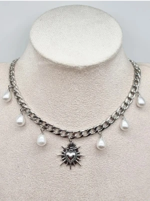 Handgjort halsband med pärlor och hjärta  - Material-rostfritt stål.  Kedjetjocklek-7mm 