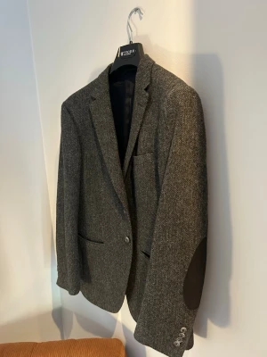 Fiskbensmönstrd kavaj (Tiger Of Sweden) - Säljer denna 100% Ull, Fiskbensmönstrad kavaj med armbågslappar från Tiger Of Sweden. Hör av er vid någon fråga eller om fler bilder!  