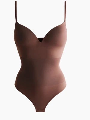 Brun body med tunna axelband från hm  - Snygg brun body med tunna axelband och v-ringad urringning. Kroppsnära passform och slät, sömlös design som ger en clean look. Perfekt att styla under en skjorta eller kavaj för en trendig outfit. Endast testad 1 gång 