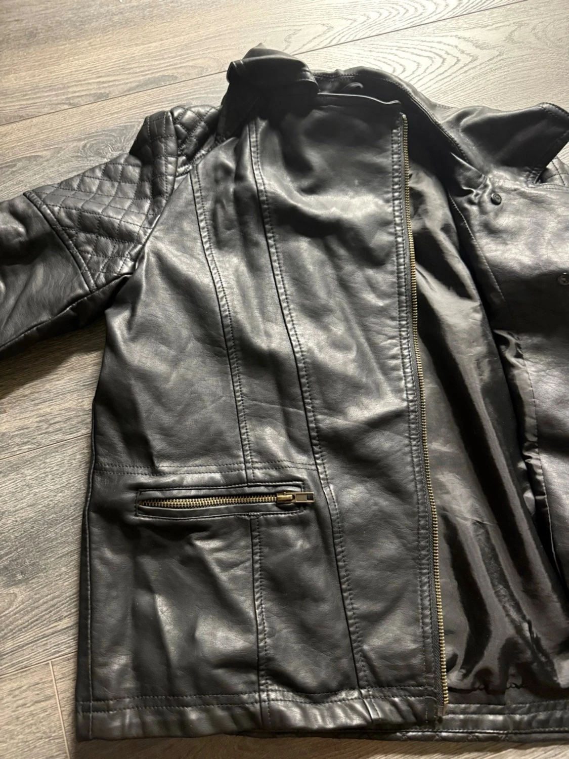 Svart skinnjacka med quiltade detaljer - 2