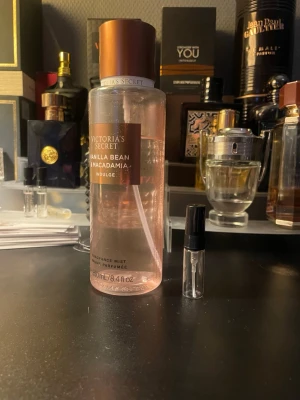 Vanilla Bean & Macadamia 4 ml  - Fräsch body mist från Victoria's Secret med doft av Vanilla Bean & Macadamia. Perfekt för dig som vill ha en söt och mjuk touch i vardagen. 
