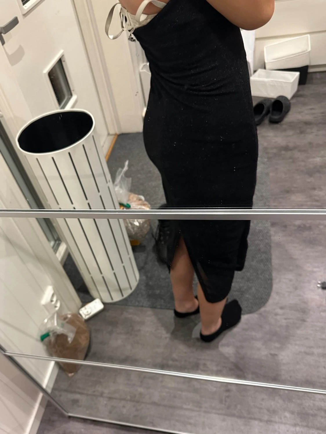 Svart glittrig axelbandslös klänning - 1