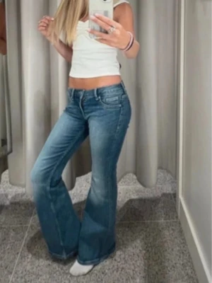 Jeans  - Säljer ett par klassiska blå jeans med bootcut och låg midja. Från HM i storlek M men sitter bra på mig som vanligtvis har XS-S och är 161cm! pris kan diskuteras.