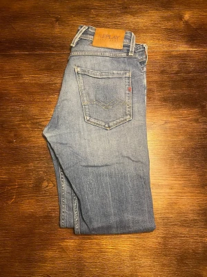 blå replay anbass - Säljer ett par blåa replay anbass, de är 30 i längd och 29 i midja. Jeansen är i mycket bra skick och passar dig som gillar en avslappnad stil. Det är bara att hojta till vid frågor och funderingar! Levererad inom 24 h.