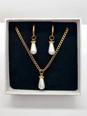 halsband och örhängen  - Stilrena örhängen och halsband inspirerade av Maria Nilsdotter. Material-rostfritt stål. Örhängen längd-3,7cm, halsband längd-40cm. ☝️Vid köp ingår två extra berlocker som kan bytas ut, då själva hänget är ömtåligt och känsligt för stötar.