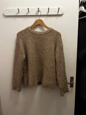 Beige stickad tröja från Indiska - Mysig beige stickad tröja från Indiska i storlek S. Tröjan har en avslappnad passform, rund halsringning och ribbade muddar vid ärmslut och nederkant.💗💗