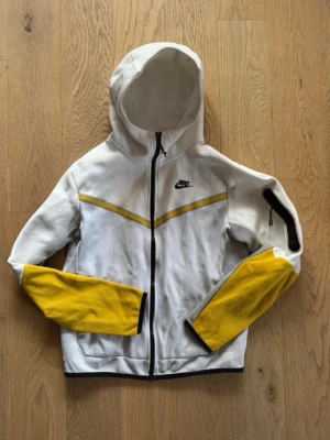 Nike tech zip hoodie - Mycket fint skick, sparsamt använd. Passar en kille/tjej som är ca 170-175 cm lång.