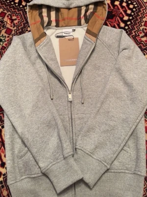 Burrberry zipper  - Grå burberry zipper 