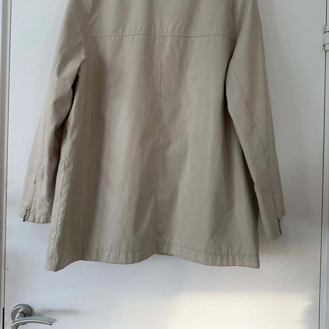 Beige parkajacka med dragkedjor - 1