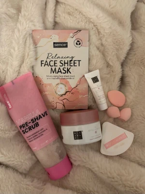 nya skönhets produkter rituals - allt är helt nytt! en stor skrubb från normal 250ml och en sugar scrub från rituals 125g 💓 en liten body cream rituals, en ansiktsmask, 2 puder puffar & 2 små beauty blenders 💓