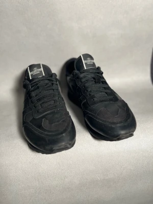 Valentino rockrunner - • The shoes have been well taken care of and are in excellent condition. • Size: 42 (fits 42-43,5) • Color: Black • Retail price: 8995 SEK / 795€ • No accessories • Ships within 24 hours of purchase