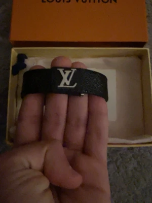 L-V Armband - Armband i ny skick skriv gärna för mer information om det svarar så snabbt som möjligt och kan även diskutera priset!