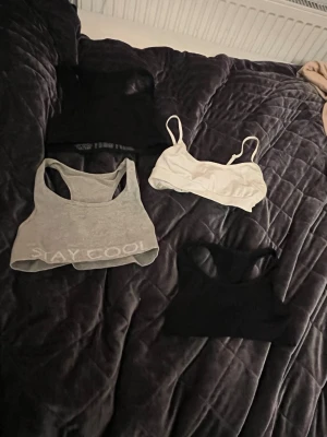 Svart, vit och grå bh toppar - Fyra olika bh toppar i svart, vitt och grått från Lindex. Storleken är mellan 134-152. Köp alla för 30kr eller en för 10kr. Funderingar? Skriv till mig💕