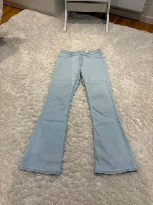 Ljusblå bootcut jeans från H&M - Säljer ett par ljusblå jeans från H&M som är bootcut och har låg midja. Jeansen är knappt använda. Storlek 164💓