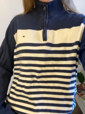 Blå och vit tröja Tommy Hilfiger - Cool och mysig tröja från Tommy Hilfiger!                      I storlek XL. Säljer då jag inte använder den. 