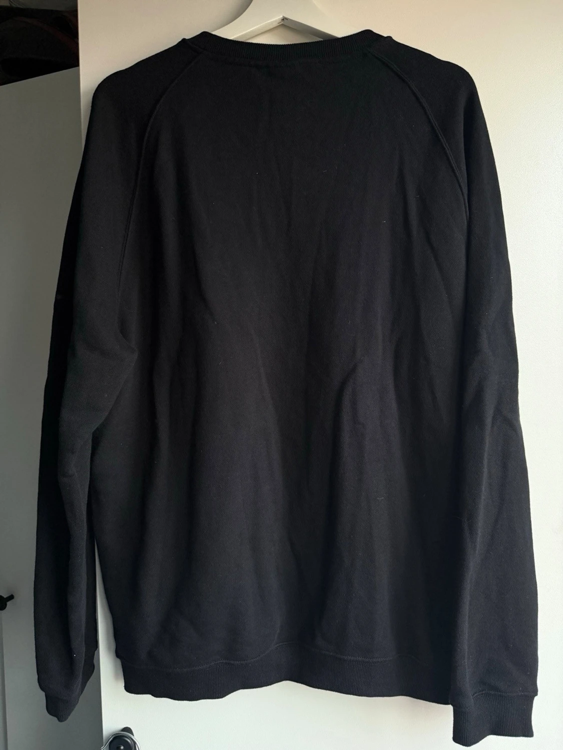 Svart sweatshirt från H&M med brodyr - 1