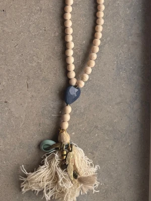 Långt pärl halsband  - Långt trä pärl halsband med tassel, snäcka och dekorationer på