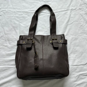 Brun väska  - Brun väska, 38x31cm, vid köp av flera varor får du rabatt💛